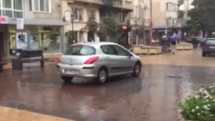 Плочките по Витошка се чупят, защо ли?