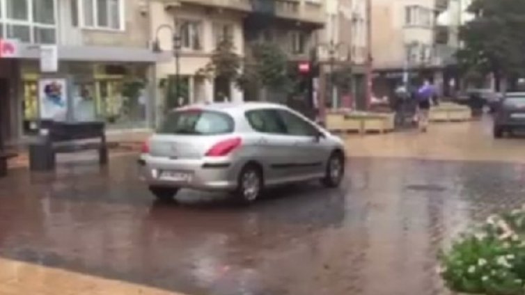 Шофьорите по "Витошка" били от ВиК, бързали за ремонт