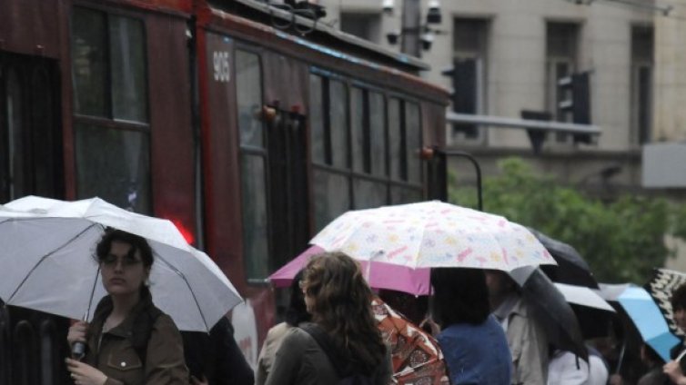 Дъжд вали, вали, а навес на спирката няма 