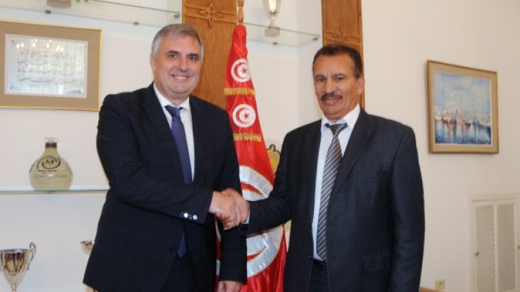 Тунис с интерес към преподавателите и медиците ни