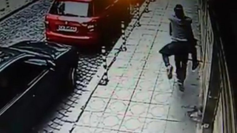 Екшън в София: Тийнейджъри скочиха на 13-годишен