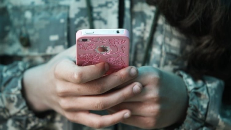 Вън от училище за неприлична снимка във Facebook