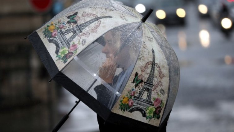 Чадърът &ndash; задължителен аксесоар и другата седмица