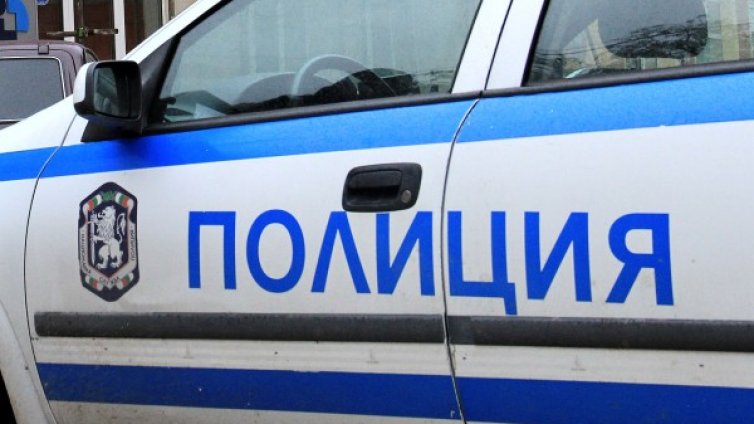 Полицаи били крадец, питали го къде са парите 