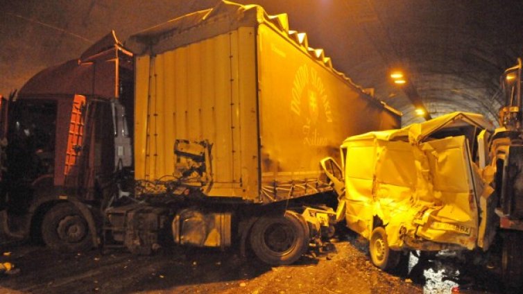 13 са пострадалите при ужаса в тунел "Витиня"