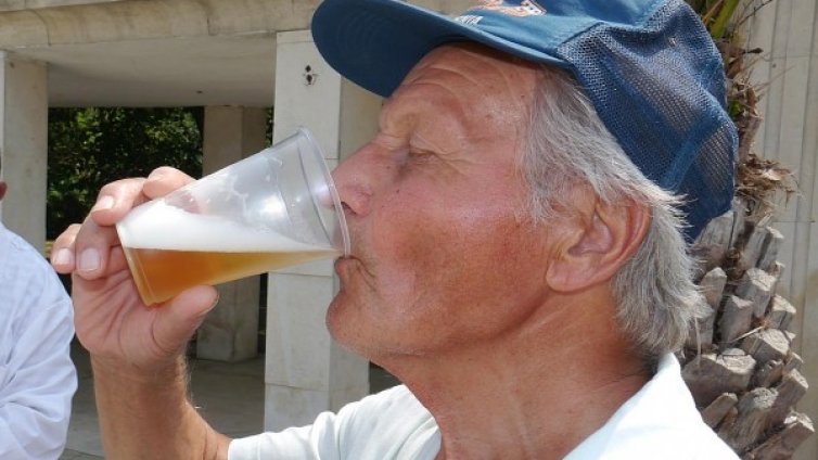 Българинът: С бира по потник пред панелката, а после - мрън, мрън!