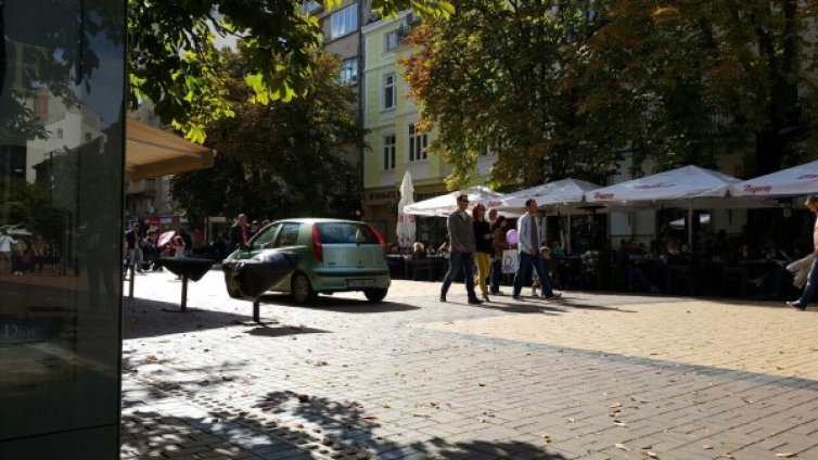 Нагъл шофьор подкара колата си по обновената "Витошка"