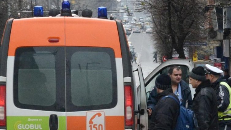 Мъж разби главата на жена с бетонна плоча