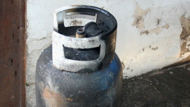 Къща в сливенско село пламна заради газова бутилка