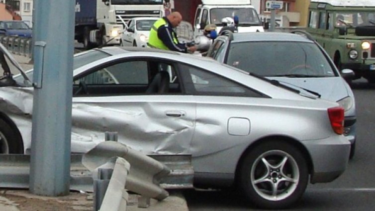 Мъж получи инфаркт зад волана и катастрофира 