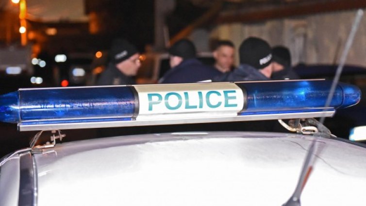 Кола катастрофира след гонка с полицията, вътре &ndash; 12 мигранти