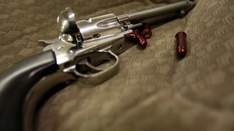 2-годишно простреля баба си с оръжието на майка си