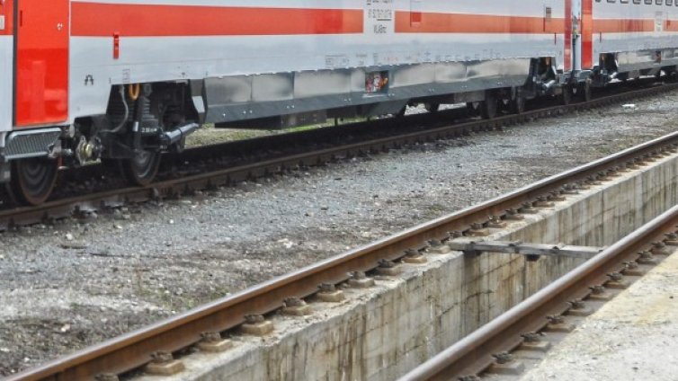 Дим в локомотива спря бърз влак край Вакарел