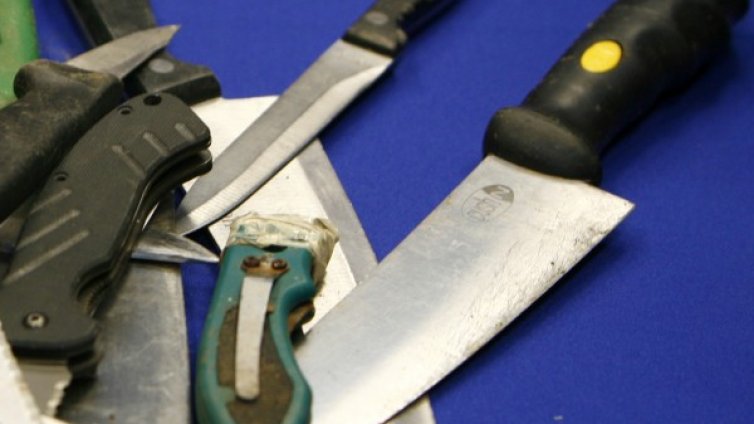 Закопчаха напушен, заплашвал деца с нож