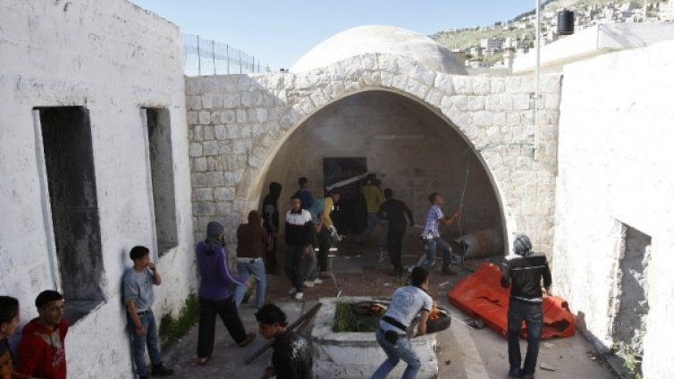 Палестинци подпалиха гробницата на Йосиф на Западния бряг