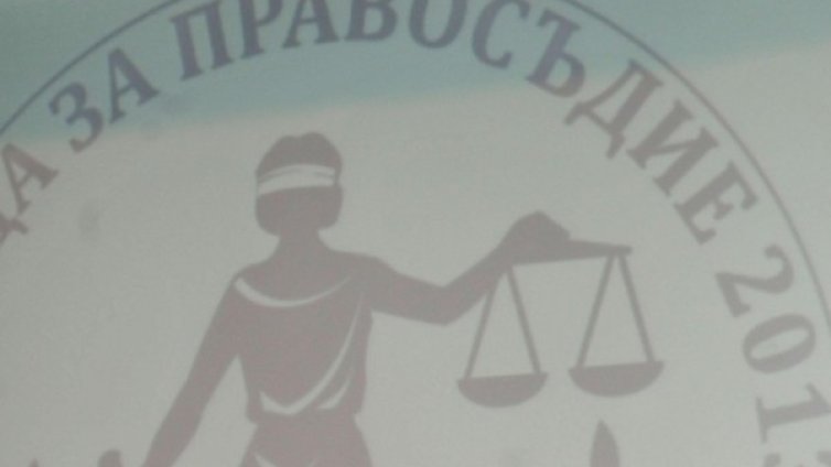 Заплатата в съда варира от 1546 до 4367 