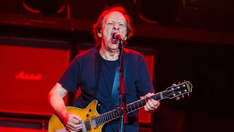 Китаристът на AC/DC Стиви Йънг излезе от болницата