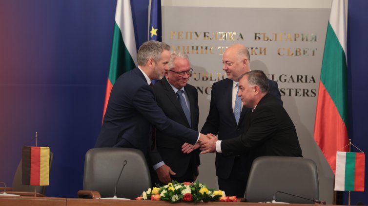 Историческа сделка: България и "Райнметал" подписаха договора за завода за барут и боеприпаси