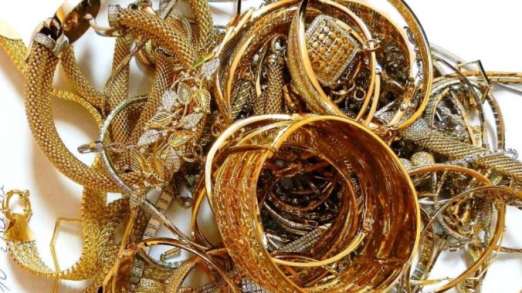 Румънка къта в сутиена си... 105 златни бижута