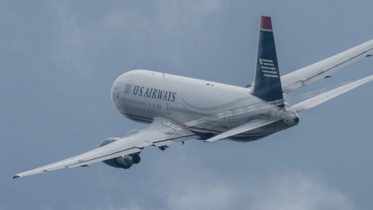 US Airways "кацна", "полита" American Airlines