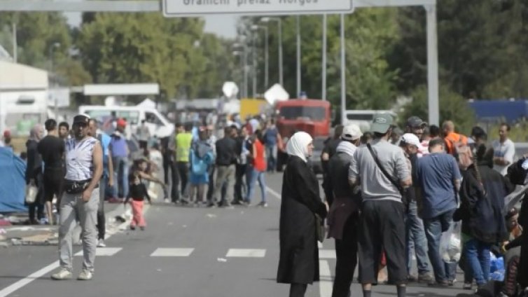 Швеция пази бежанците след палежи на центрове
