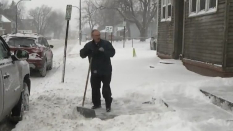 Студ скова Ню Йорк, наваля 15 см сняг