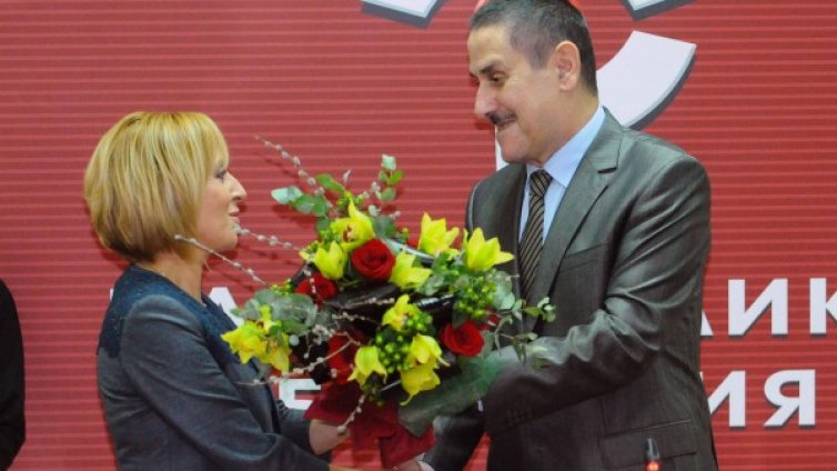 Смяна на караула: ОмбудсМая взе властта &ndash; с протест и цветя 