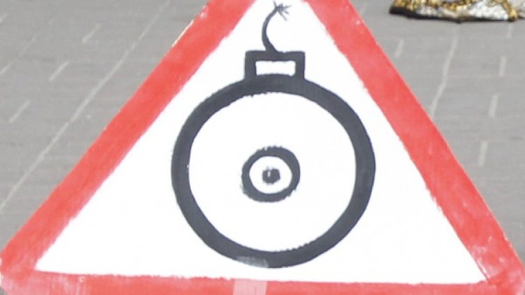 Психично болен шашна полицаи, плаши с бомба