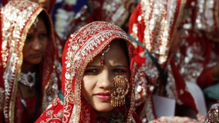 Булка още от бебе: Омъжили индийка на 1 година