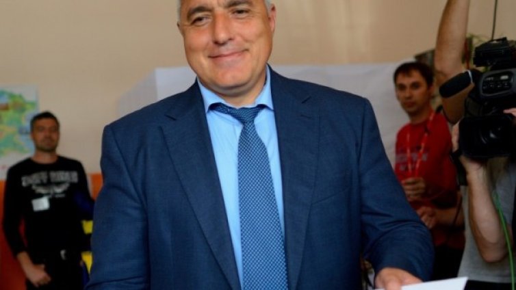 В 8:56 Борисов влезе, в 8:59 премиерът излезе. Гласува?!