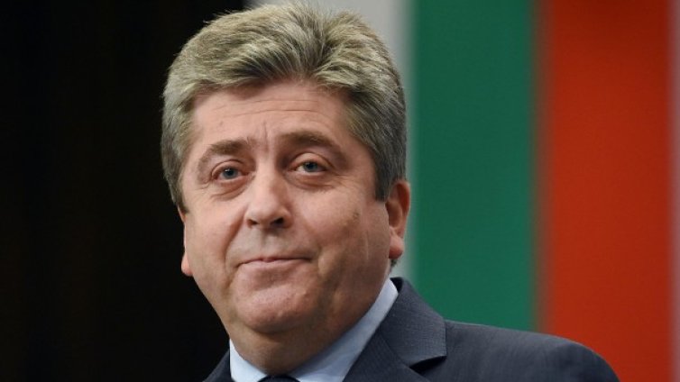 Първанов гласува "за хора с характер, воля и опит"