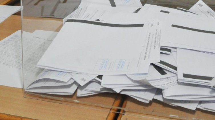 Закопчаха мъж в Банско, снимал бюлетина с GSM