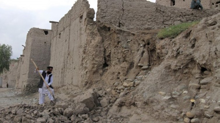 Жертвите на труса в Афганистан вече над 100