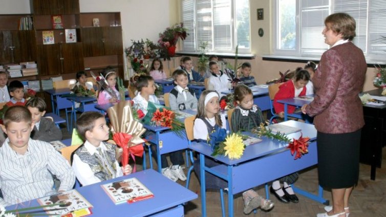 От 1 октомври скачат парите на учителите
