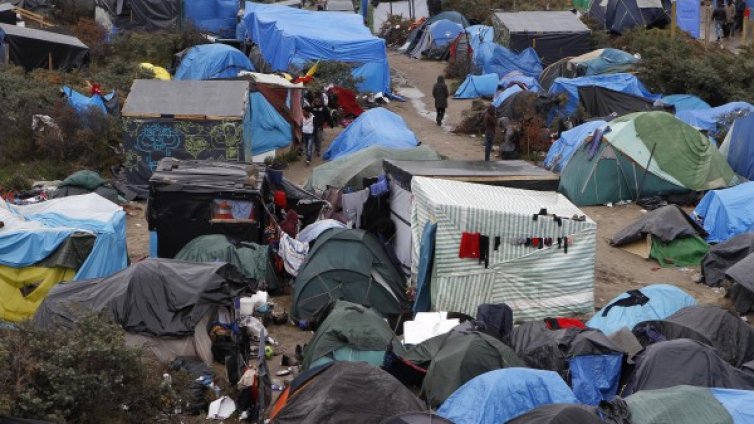 Мигранти бягат от "Джунглата" край Кале