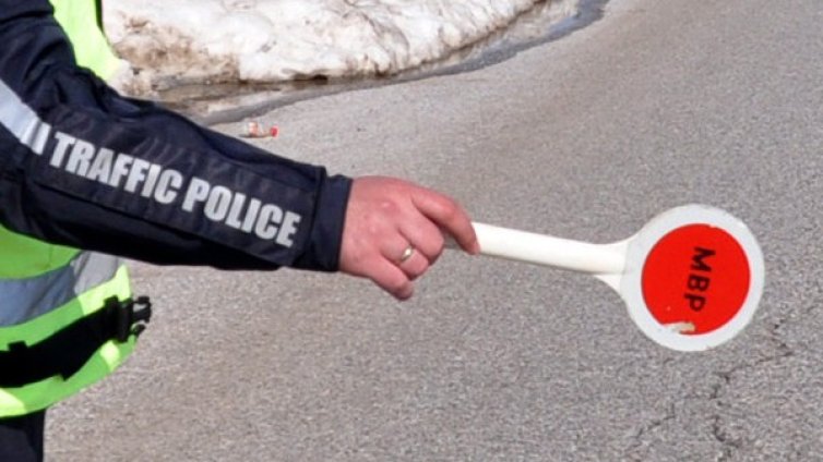 Подпийнал шофьор блъсна полицай в Петрич