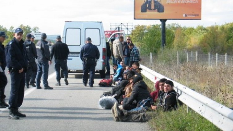 Задържаха 31 мигранти на "Тракия"