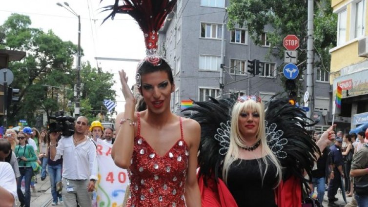 Вместо клиенти, травестит дочака куршум в Русе