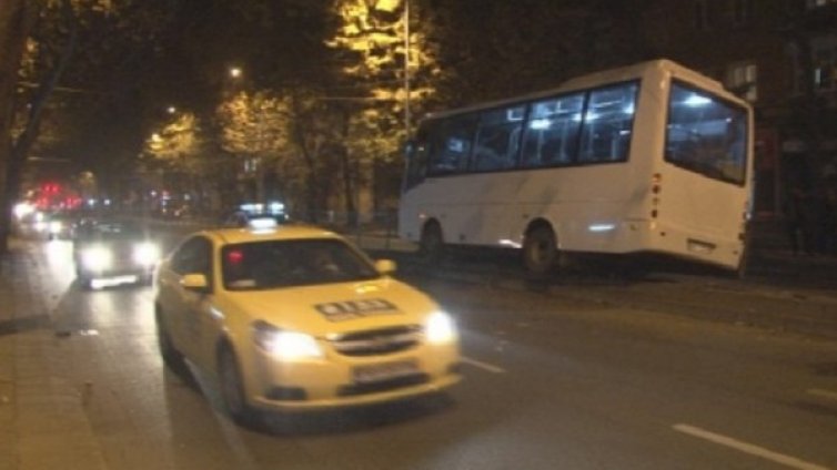 Автобус в Пловдив катастрофира, засече го софийски джип