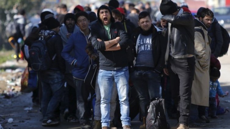 Афганистански бежанци ни свързват с бой и мизерия