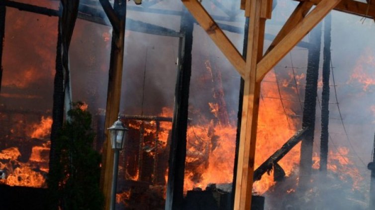 Браво! Младежи спасиха баба от горяща къща