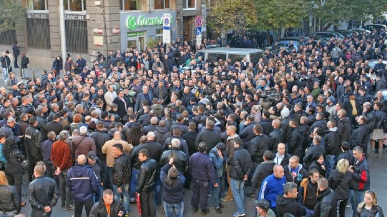 Блокадата продължава. Шофьорите - изнервени!