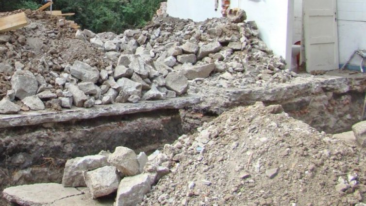 Стена се срути и затрупа мъж, още е под отломките