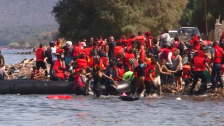 Преселението започна: Мигранти литнаха от Атина