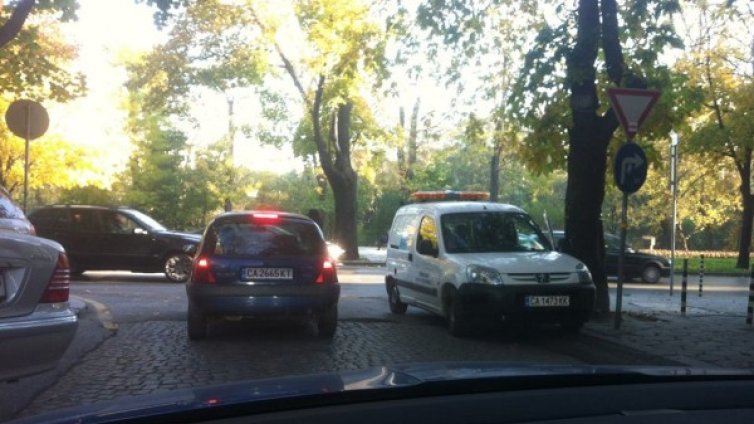 Общинска наглост: Паркирам тук, и тук – ами навсякъде!