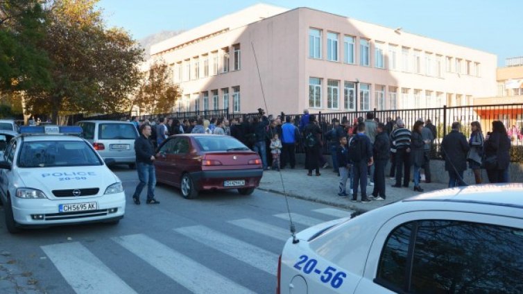 Психолози влизат в училището на убитото момиче