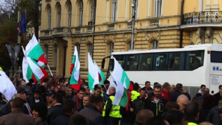 Патриоти с полицаи преговарят в парламента