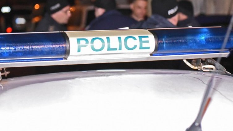 Бебе със счупен череп след тежък удар на пътя