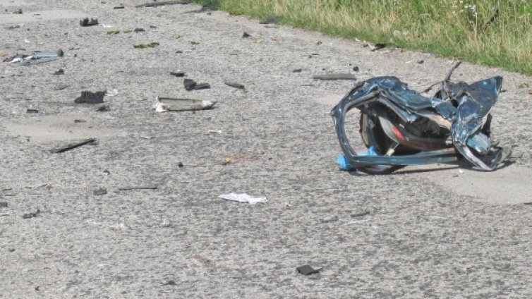 Жена заби колата си в дърво, загина