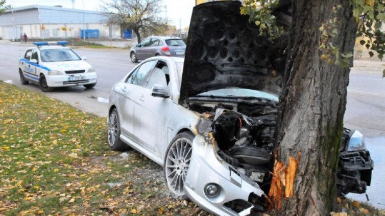 "Мерцедес" лумна &ndash; удари се челно в дърво